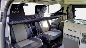 Lit pour enfant pour cabines conducteurs avec sièges pivotants